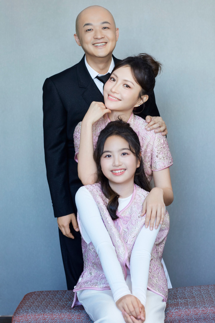 包贝尔一家三口在辽宁卫视春晚同框，好幸福的一家