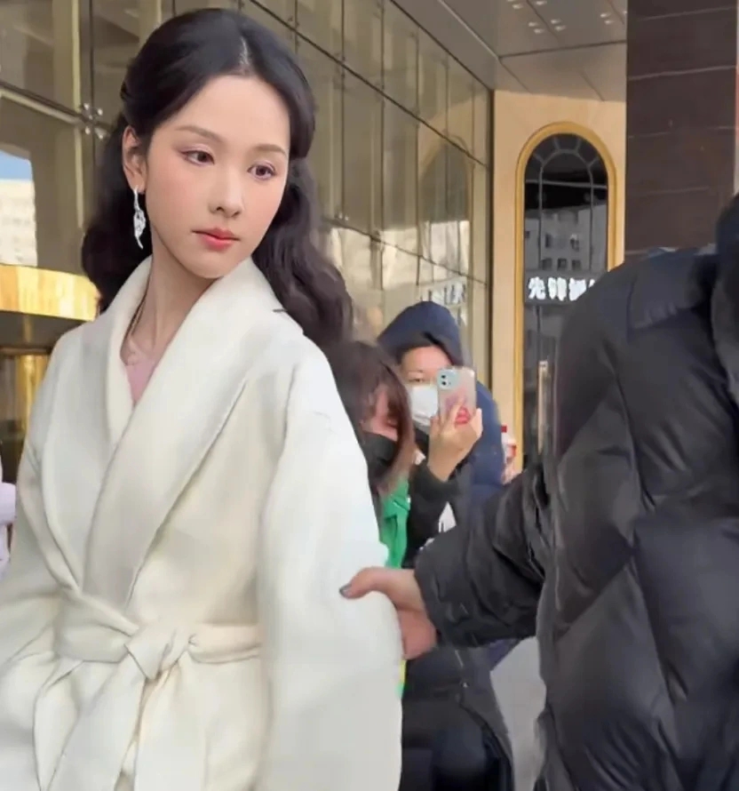 文联春晚现场太真实！明星高清真实面目曝光，章子怡边排队边补妆