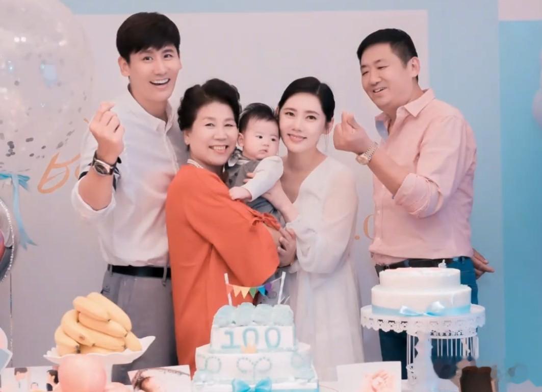 秋瓷炫结婚9周年，夫妻俩去四合院吃烛光晚餐，一封信把她感动哭