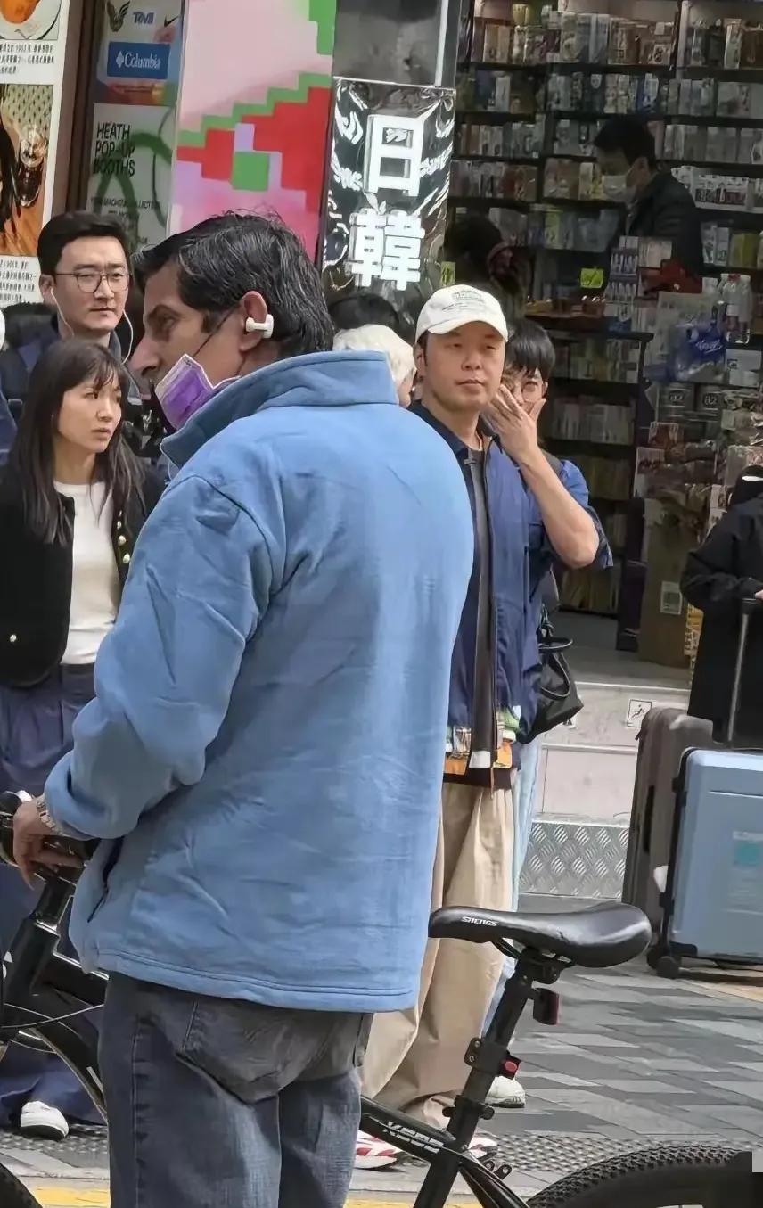 杜海涛香港街头瘦到认不出！撞色穿搭超时髦，婚后逆袭成型男