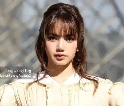 Lisa身穿露腰皮裤亮相，三角区明显凸起，看着让人无语了不好意思