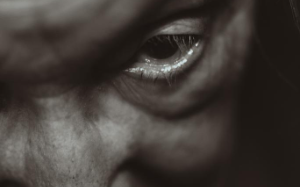 老太婆：姑娘，你撞邪了！