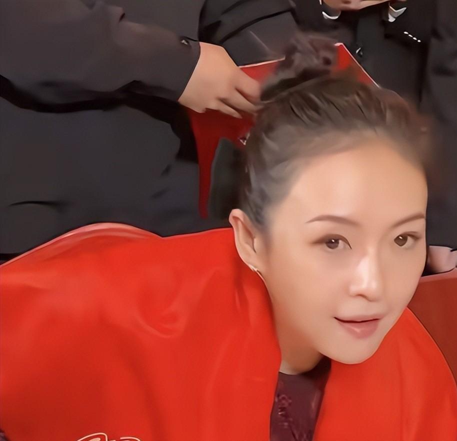 文联春晚现场太真实！明星高清真实面目曝光，章子怡边排队边补妆
