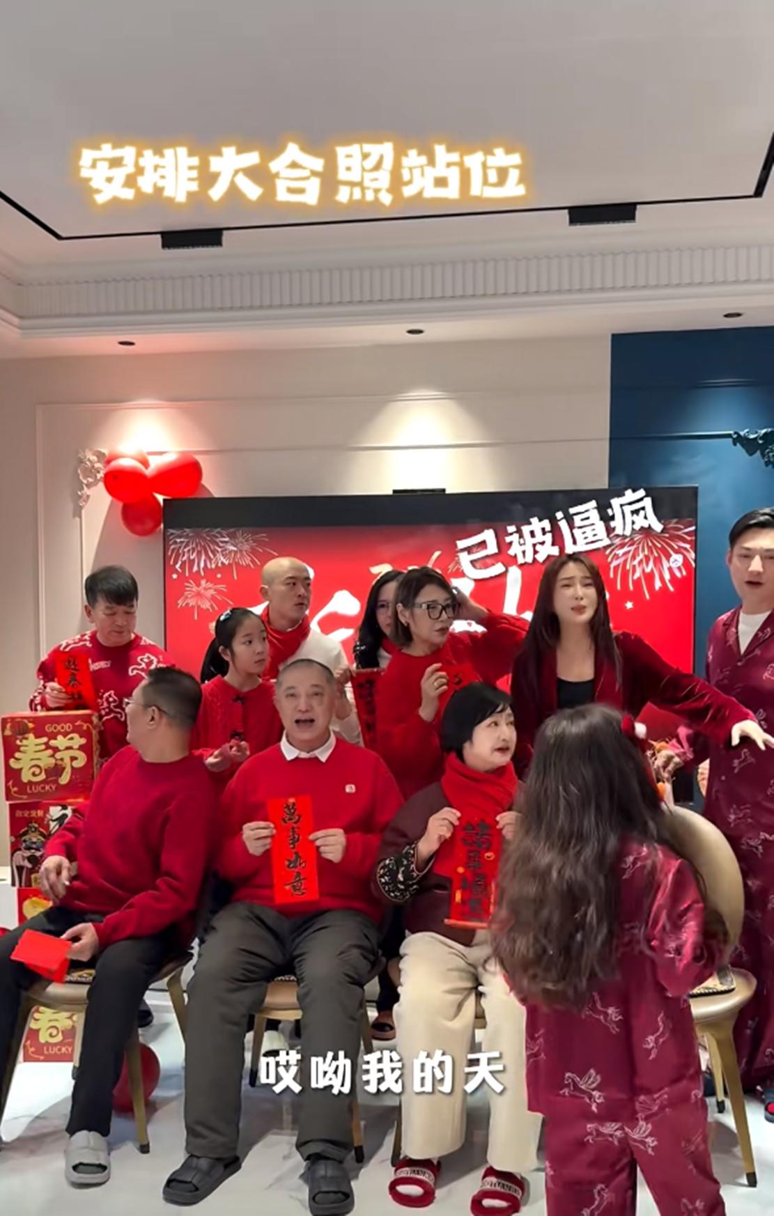 杜若溪将婆家娘家人聚一起过节，张罗一大家16口拍全家福，太能干