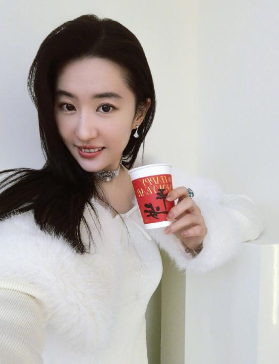 刘亦菲现实长什么样？路人镜头才是“照妖镜”，王晶的话有人信了