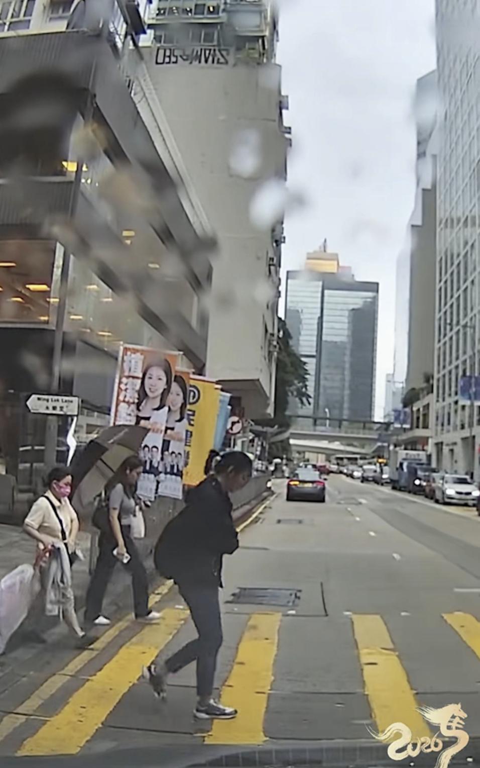 52岁蒙嘉慧瘦身成功，回香港现身街头身材苗条，打扮低调难掩气质