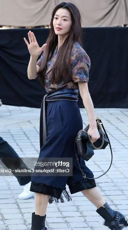 女神全智贤也伴有岁月痕迹变老了，状态憔悴，和巅峰时期大不一样