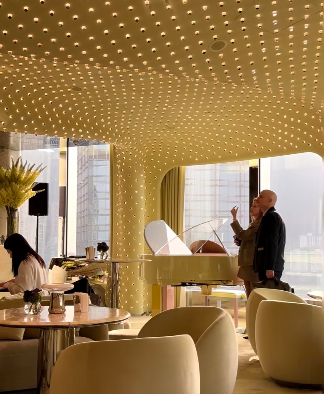 43岁徐子淇香港被偶遇，视察旗下产业，穿套装状态好又高又美