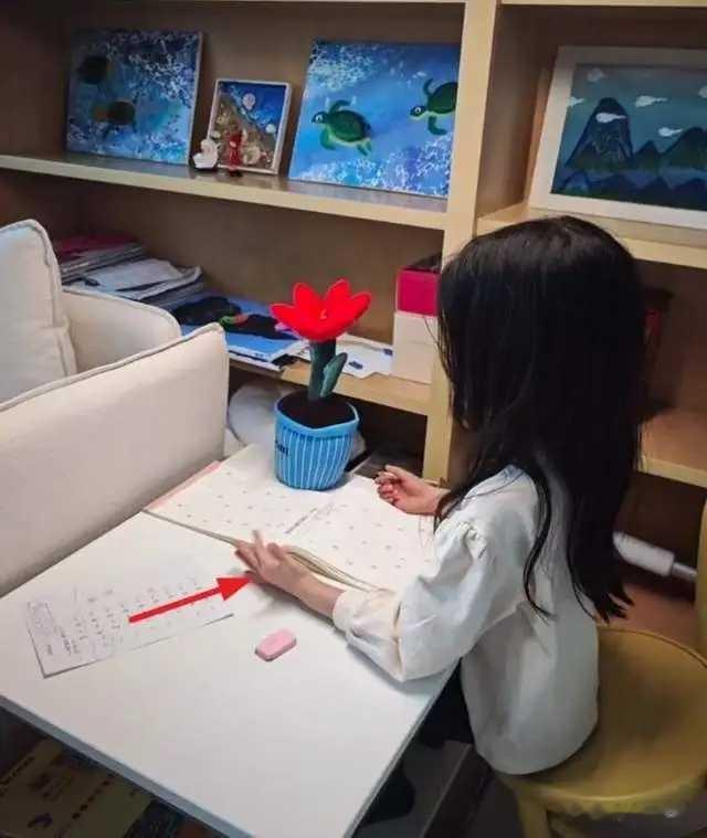 张梓琳晒春节动态,老公将女儿举起臂力超强,俩女儿大长腿超吸睛