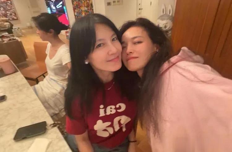 舒淇晒全家福！亲弟比她显老 豪宅奢华 冯德伦和岳父母互动亲密