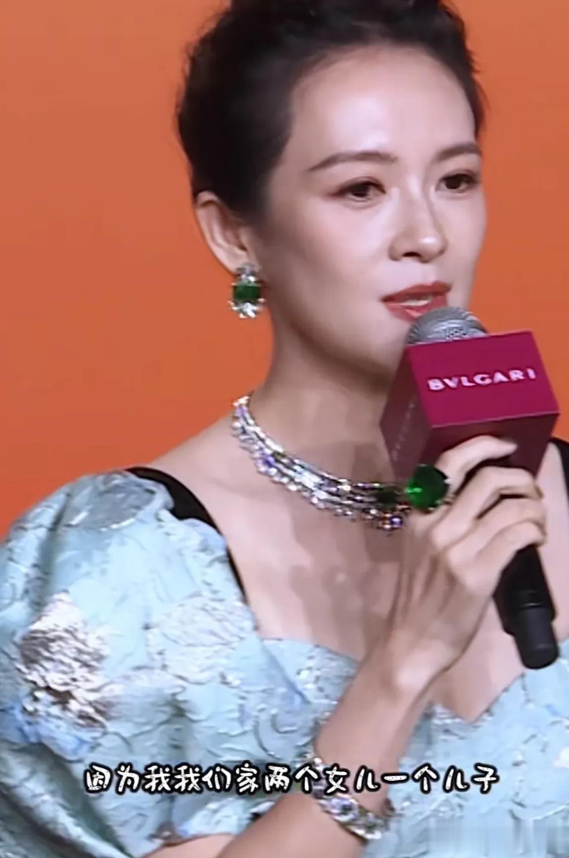 章子怡依旧疼爱小苹果，自称有两个女儿，小苹果爱她胜过亲妈
