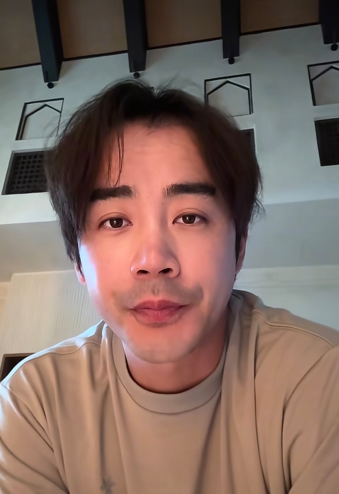 女星弦子一家三口滞留迪拜,老公李茂社媒发声,一晚上没睡想回家