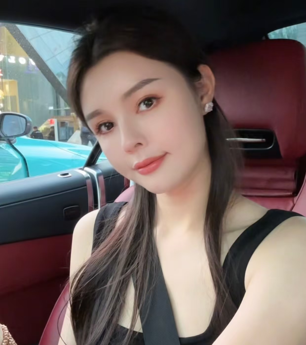 45岁赵达结婚，连发两条动态庆祝，一口大白牙惹人眼，妻子很漂亮