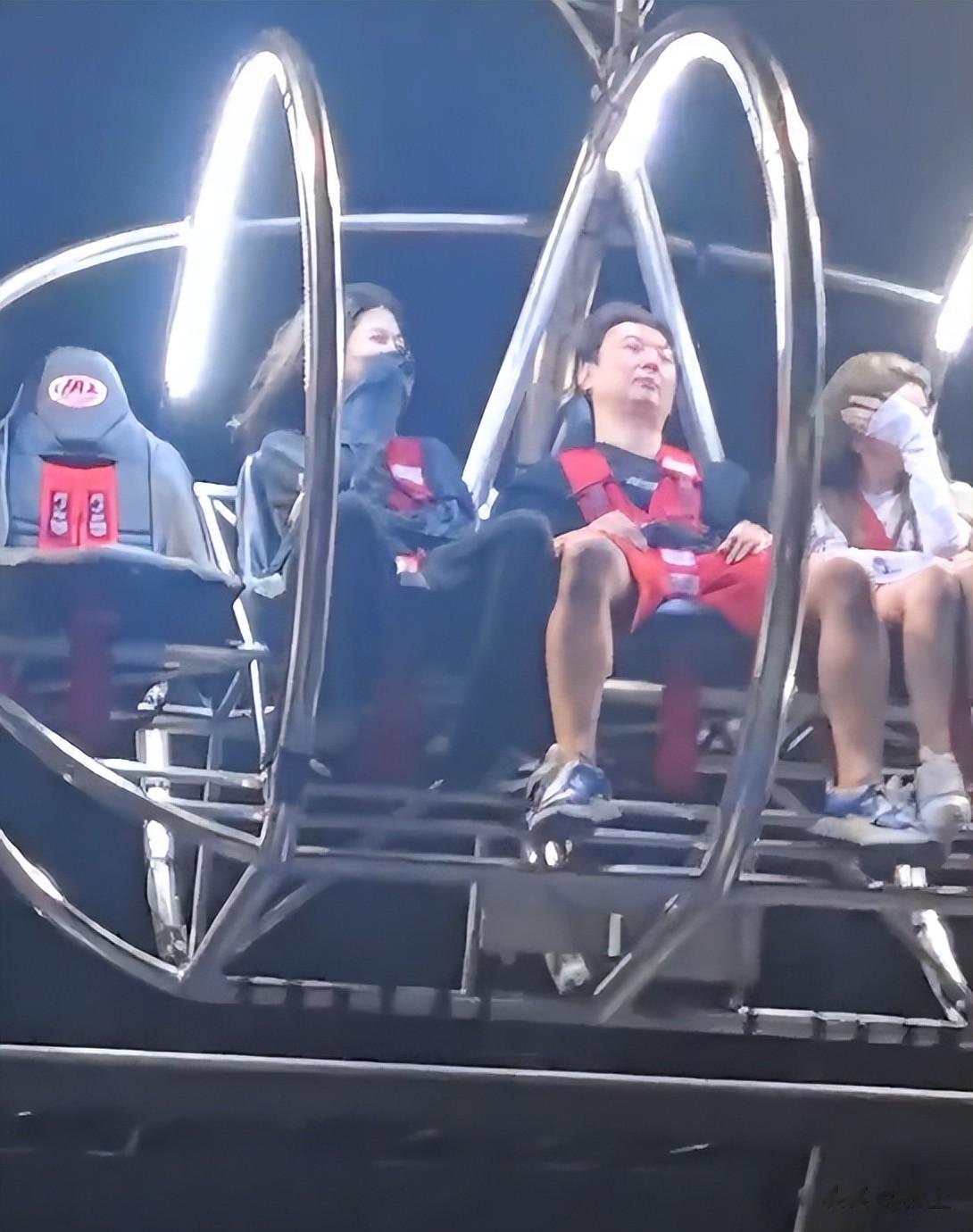 王思聪带女伴逛环球影城，驼背严重脖前倾，懒懒大腿跟小腿一样粗