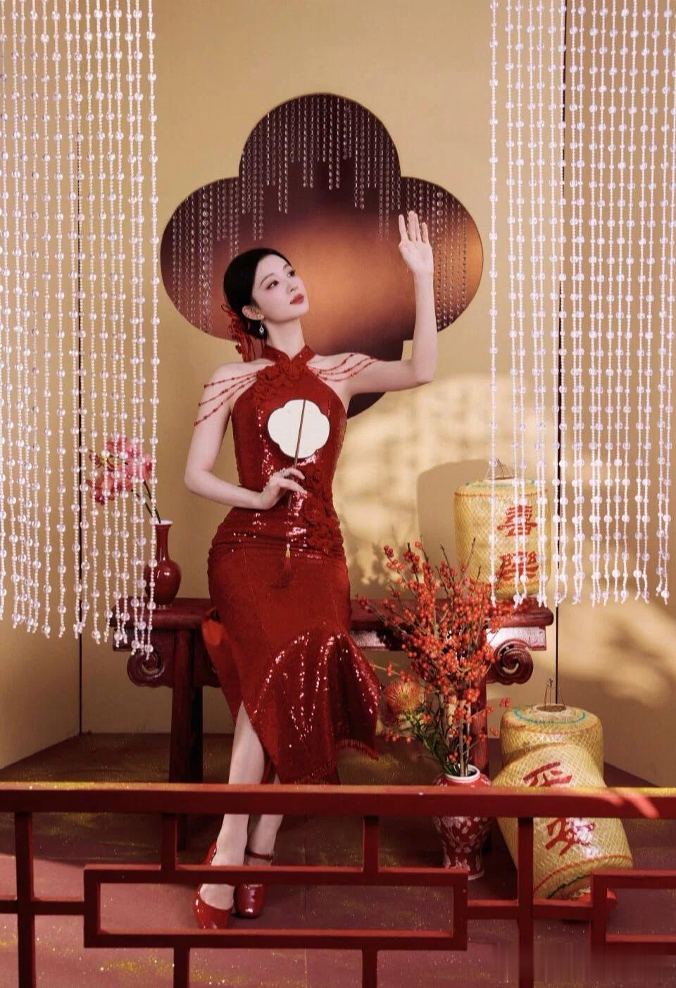 王楚然春晚造型太美了，穿红裙明艳大气，状态好的像18岁!