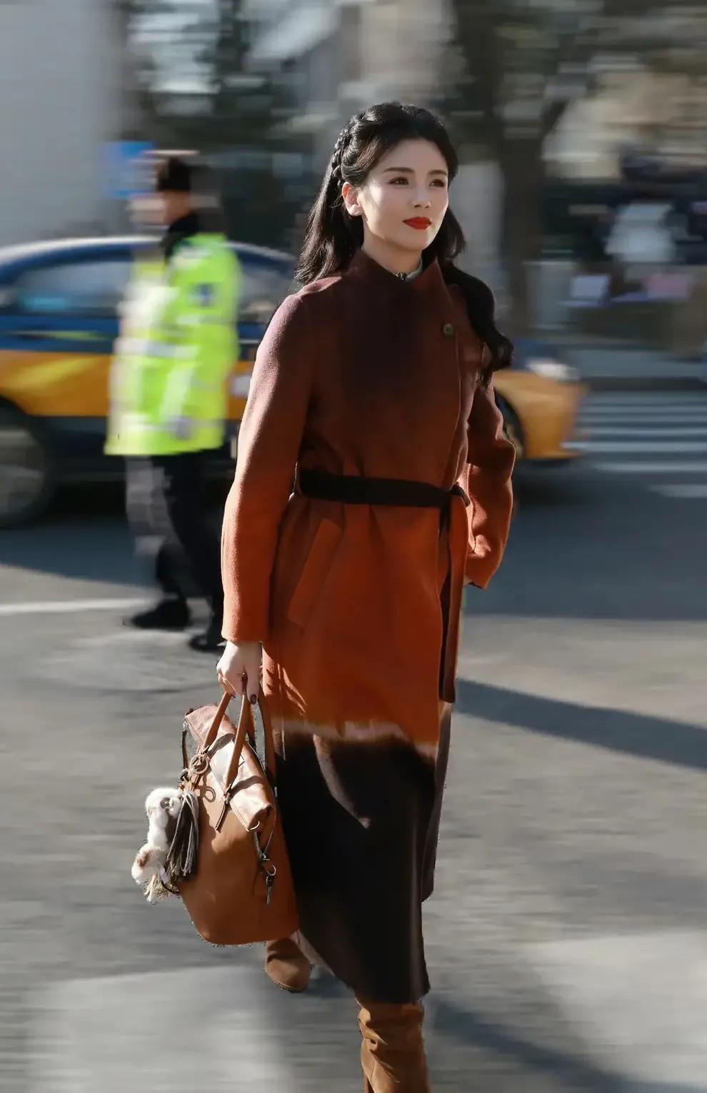 刘涛今日春晚彩排上班路透美照，太萌太可爱的妈咪