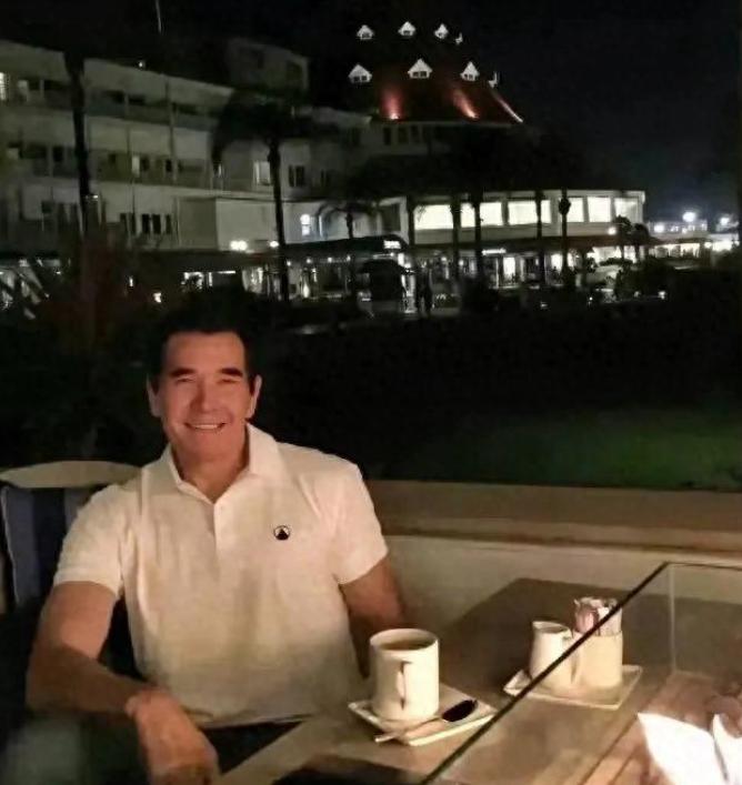 65岁费翔还是崩溃了，独居英国 吃速冻饺子，给不婚不育的人提了醒