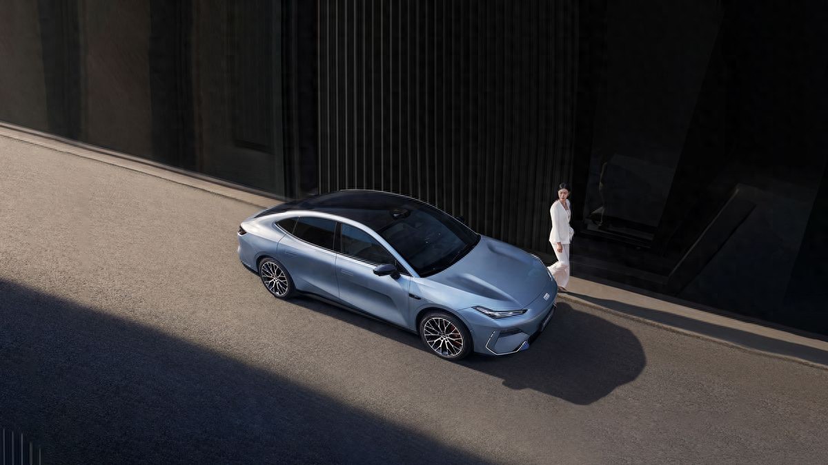 5米车长+85%软包！吉利银河E8舒适性实测