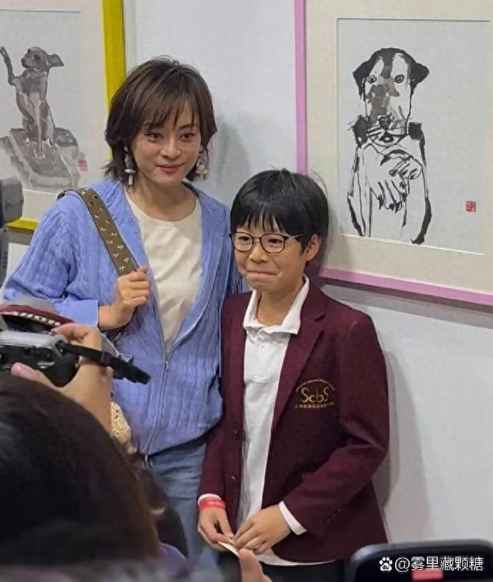 43岁孙俪现身上海花展，穿搭时尚又大方，圆脸饱满显福气