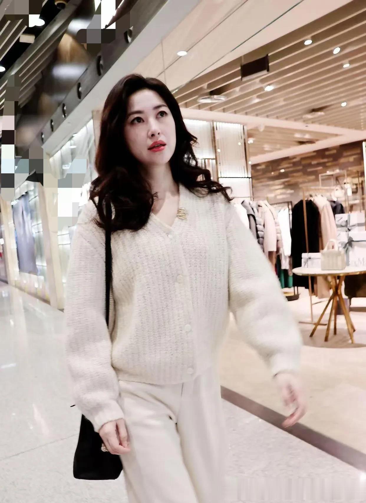 朱珠机场私服越来越简约！穿V领毛衣+小白裤，温柔又高级！