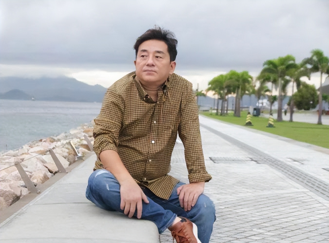 离开拒绝自己的郑裕玲，迎娶小16岁香港富婆，如今彻底变成女儿奴