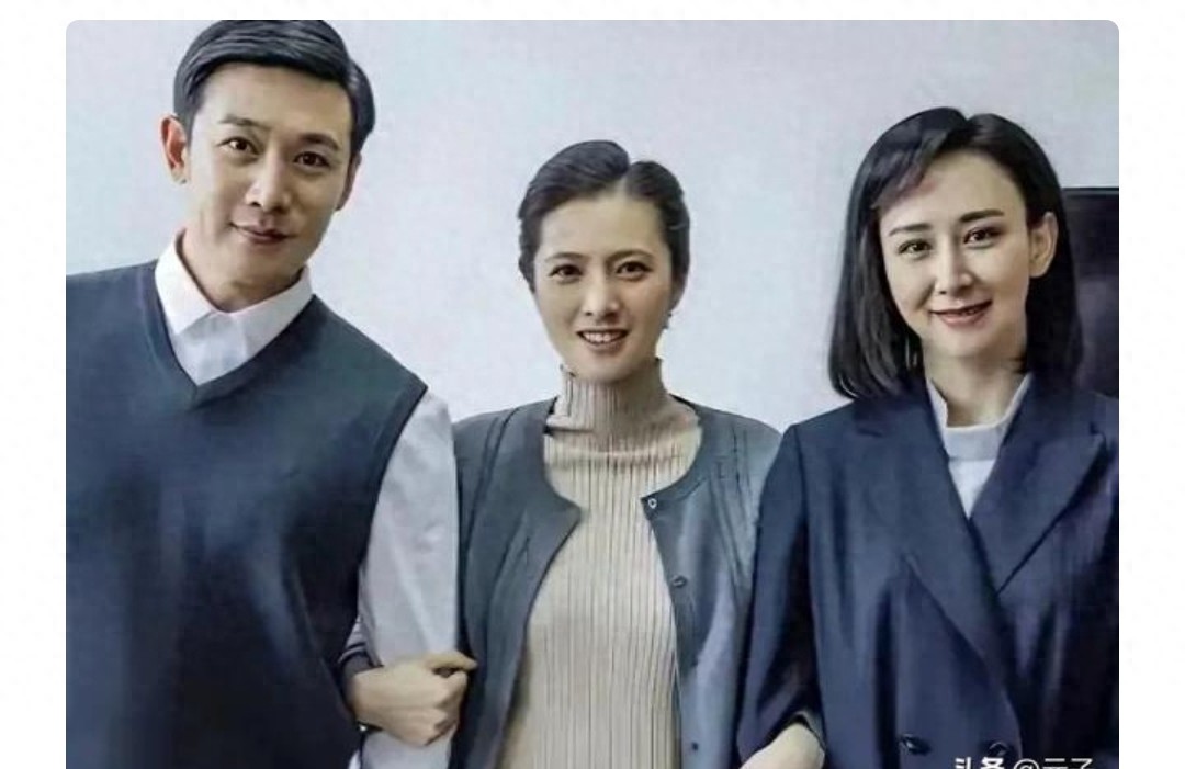 胡静陆毅甘当陪衬，蓝西装神秘人气场直接封神