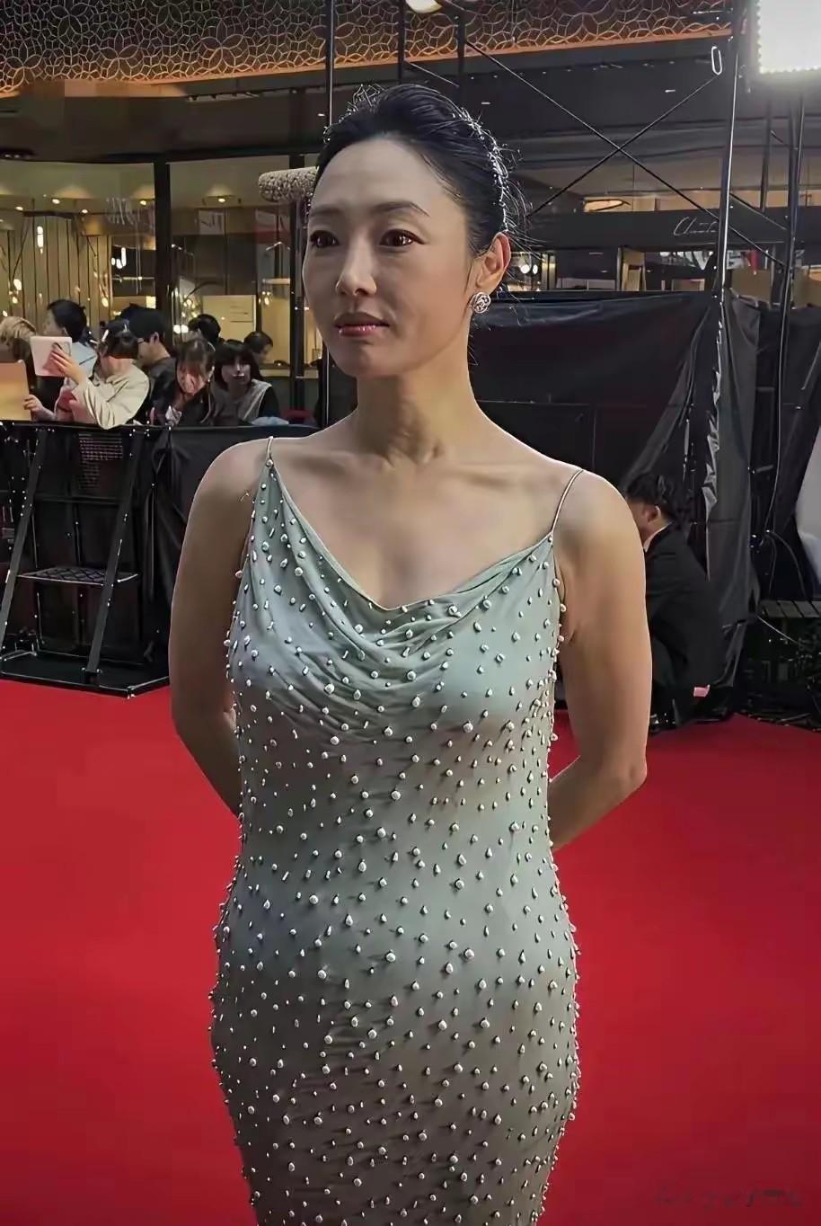 白百何也就40岁左右，随着岁月的流逝，也慢慢变老了，状态还好