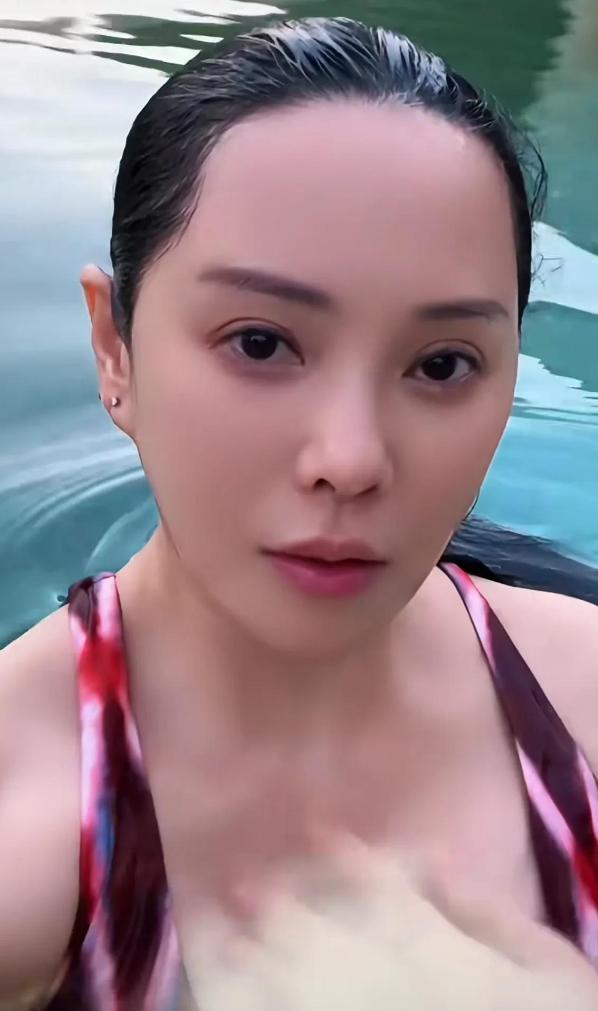 看了伊能静晒泳装，才明白秦昊为什么对她是生理性喜欢