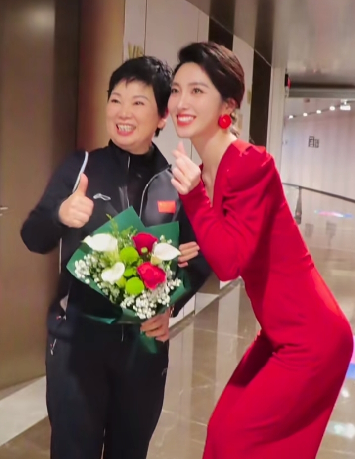 何卿主持乒乓嘉年华，红深V长裙配盘发，明艳优雅惊艳