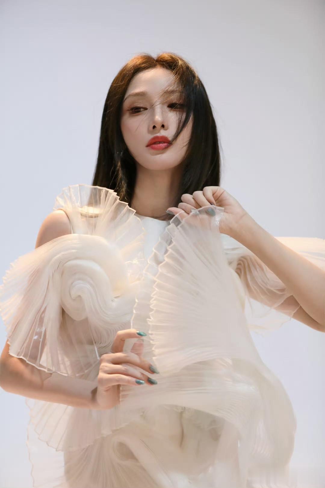 彭小苒，眼波里裹着故事感