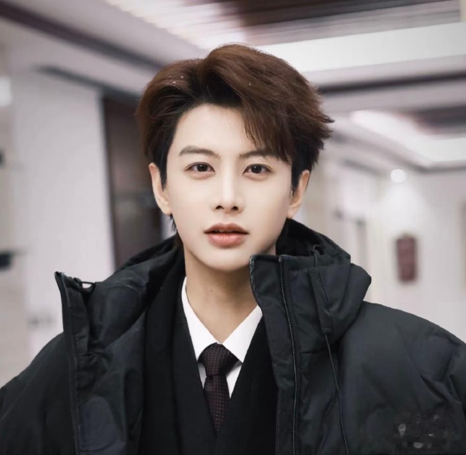 他是高铁售票员，辞职当演员，1年成短剧顶流，却因一事一夜塌房