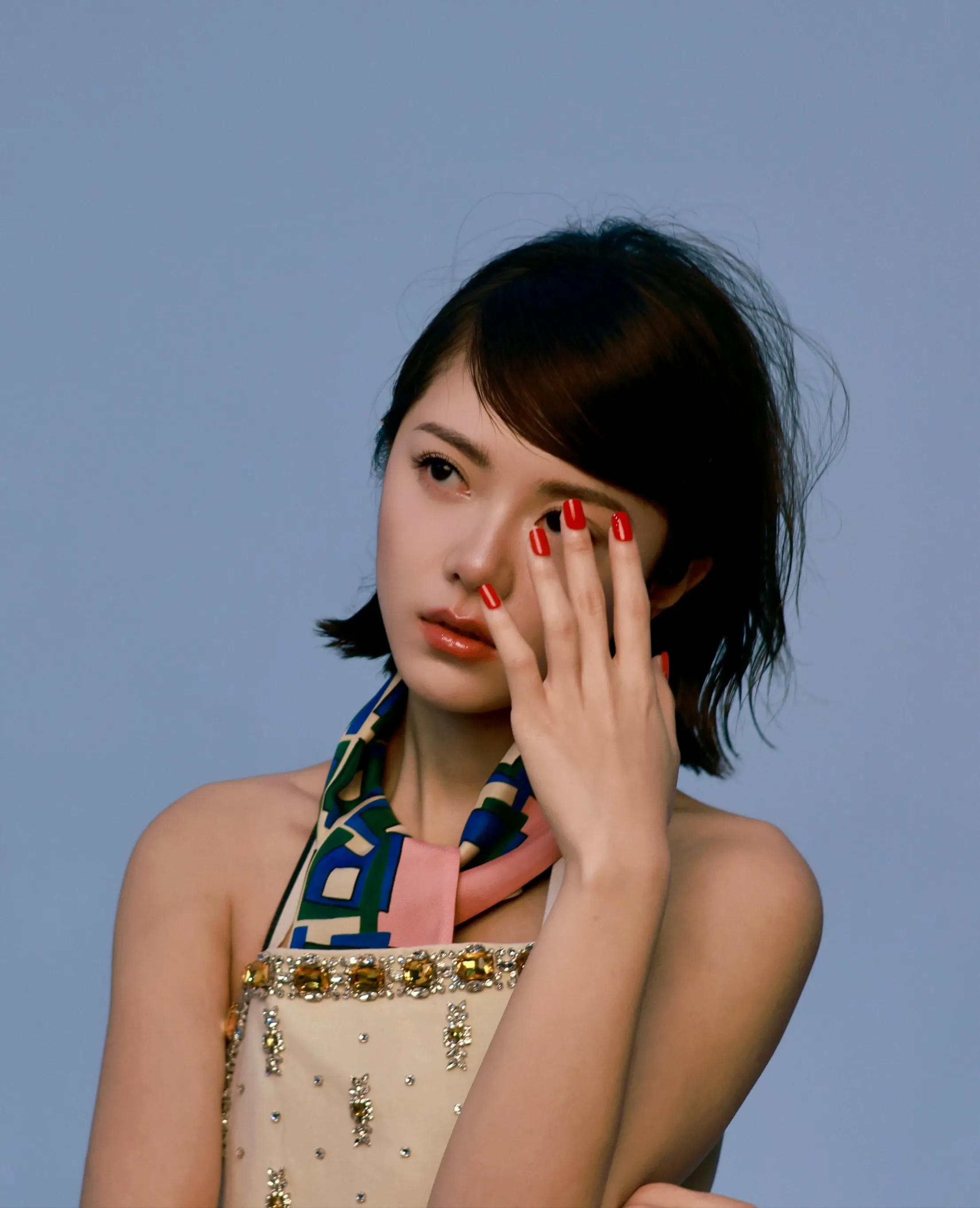 赵今麦V中文版二月刊封面，写真美图