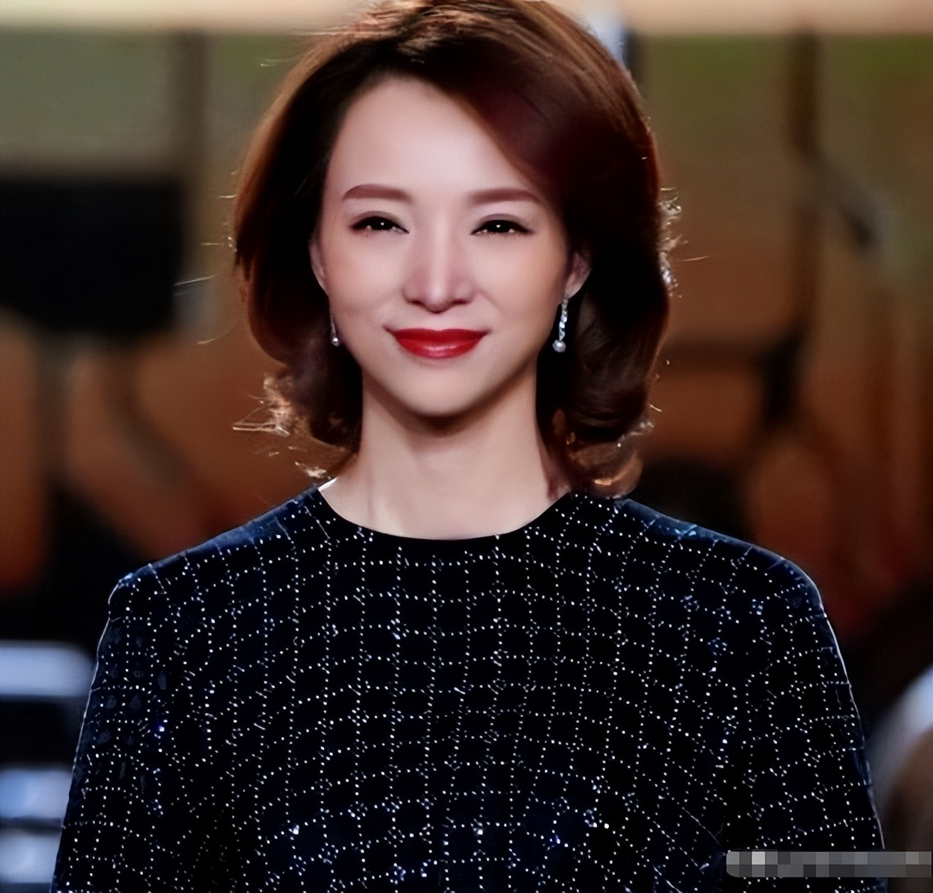 52岁董卿街头被偶遇 现状曝光，透露出两大信息，离婚传闻真相大白