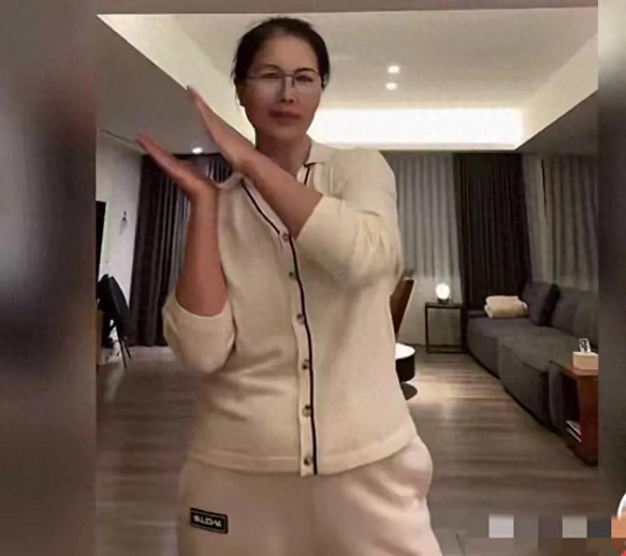 胳膊拧不过大腿，马筱梅换保姆计划落空，母凭子贵不现实