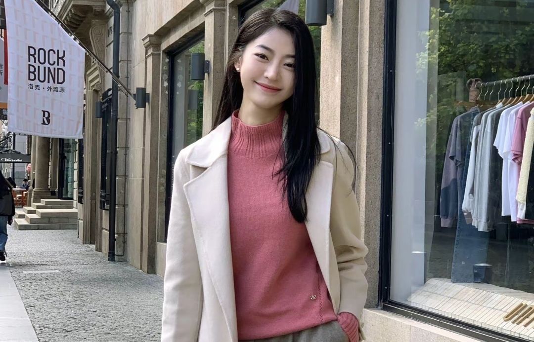 纪凌尘与韩国女友泰国度假，帅的明显，不傻笑仍是185标准大帅哥