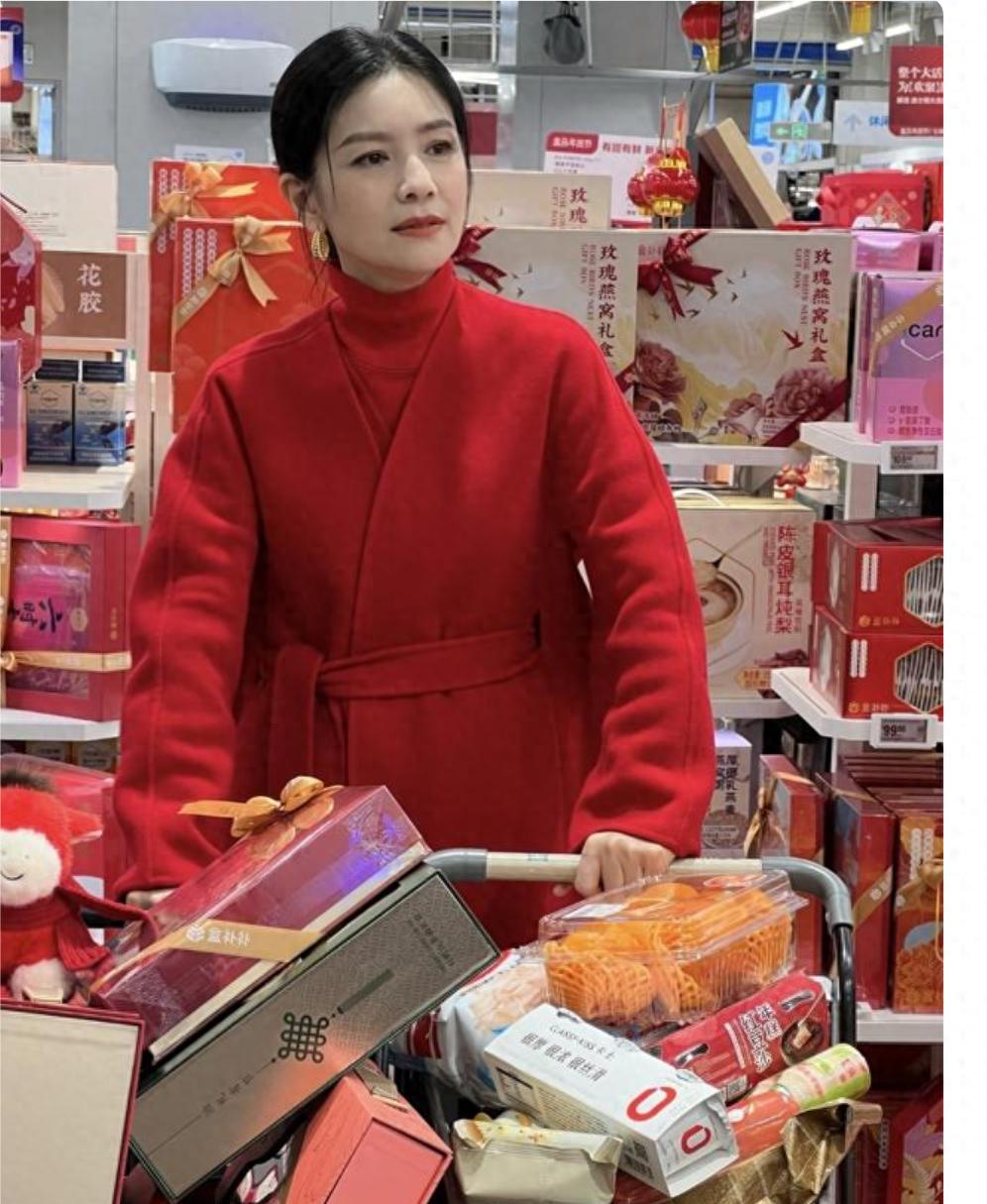 胡可穿红色毛呢大衣，逛超市，买年货，好喜庆，漂亮。