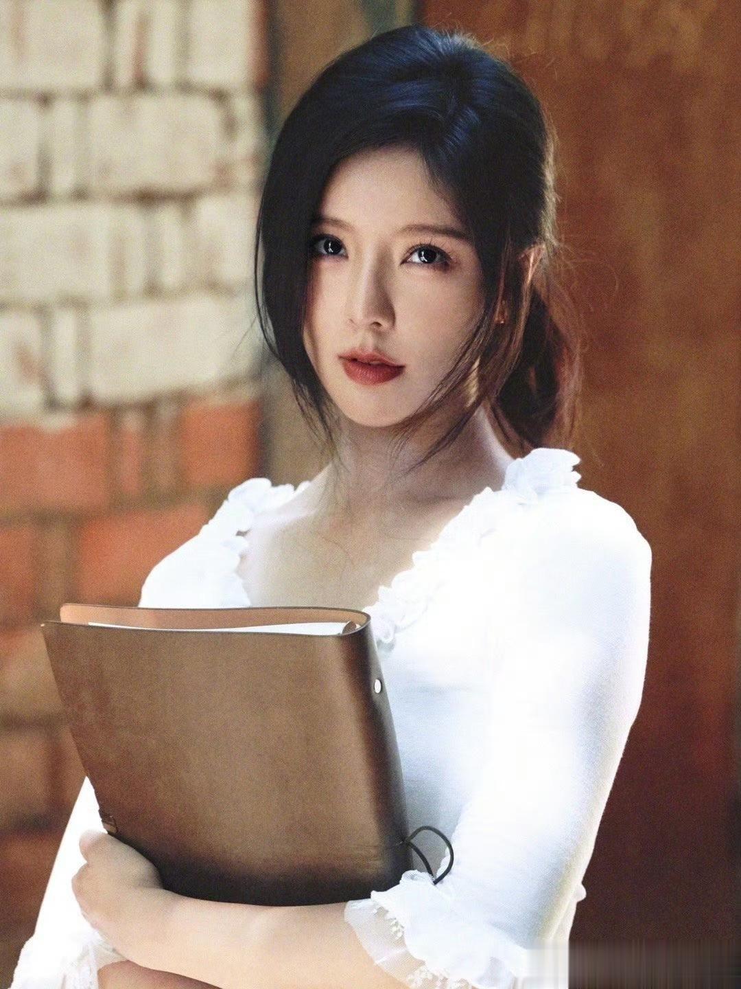 赵奕欢身材饱满，妥妥的女神