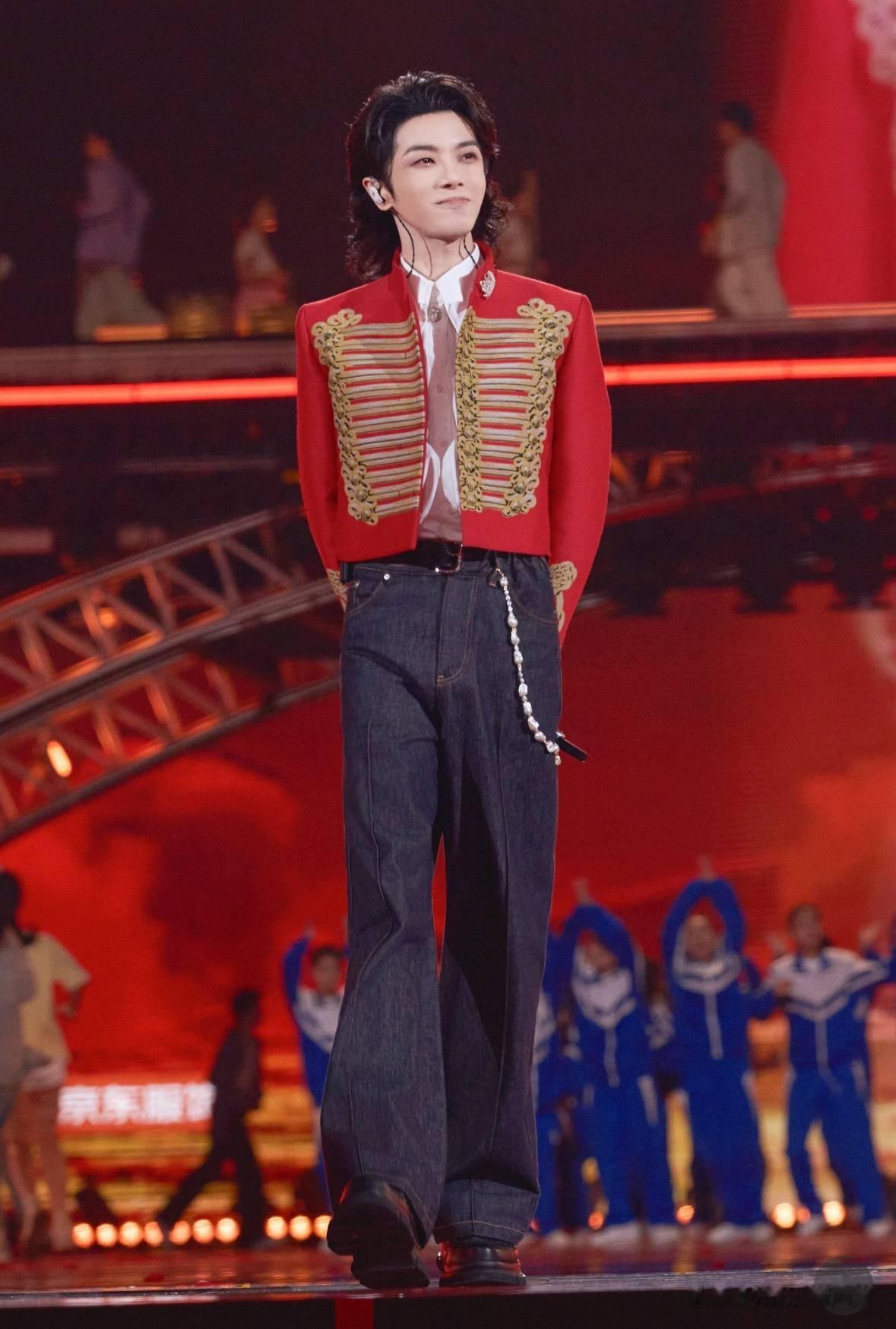 庞麦郎再撕华晨宇，工作室怒怼“冷饭又炒”，这出戏演8年了？