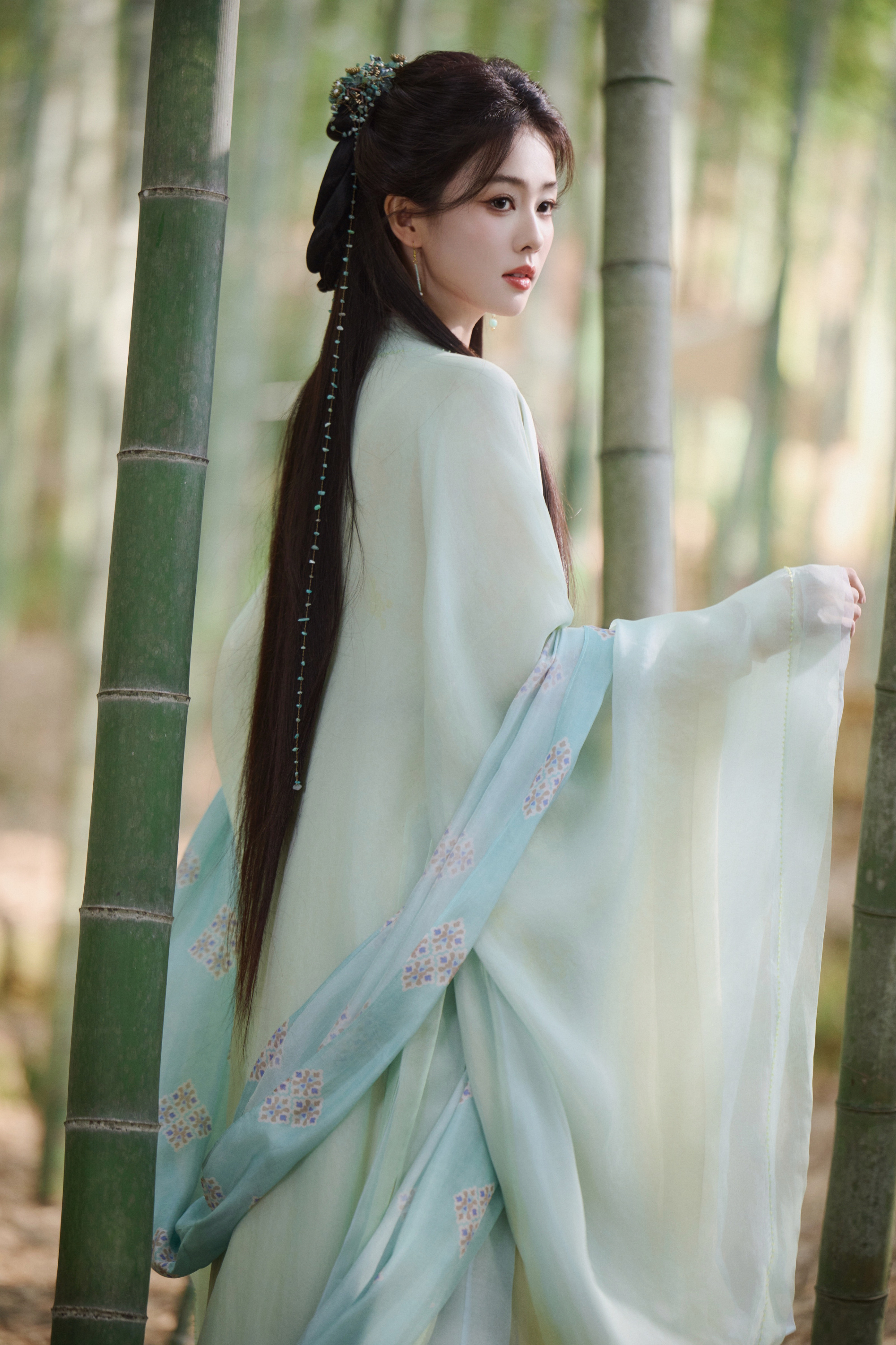 白鹿风格可塑性太强了!古装仙气飘飘,现代御姐甜妹切换自如