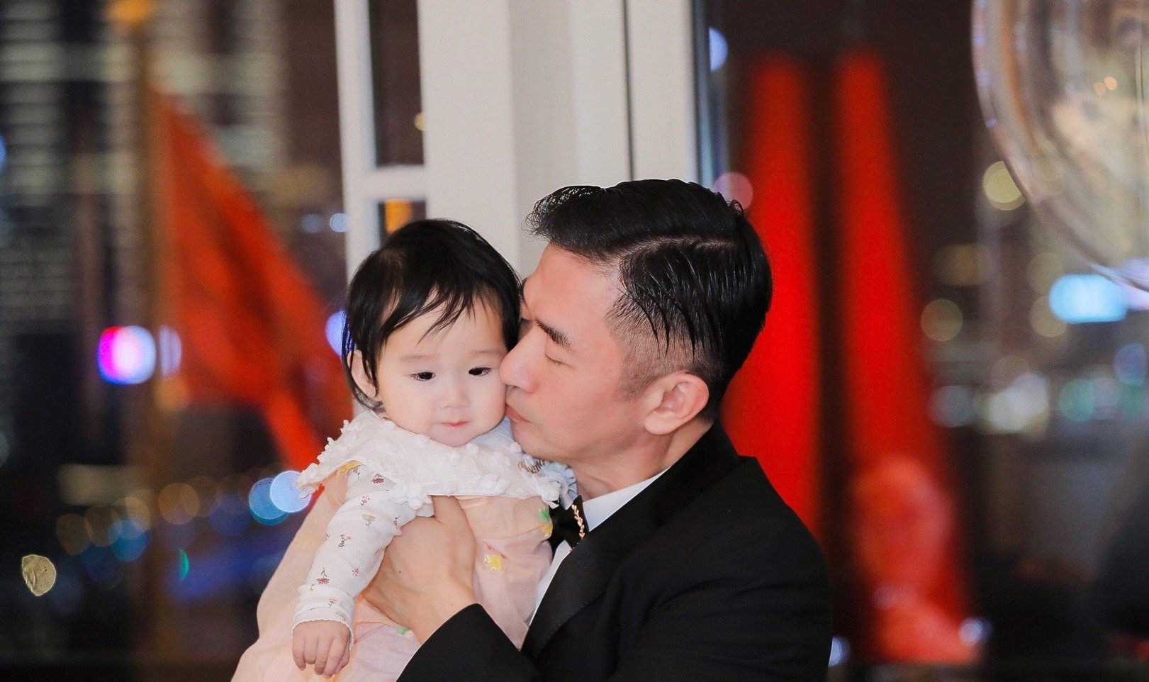 他娶了小24岁妻子，婚后生一儿一女，很怕妻子嫌他