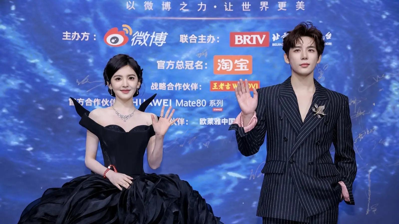 微博之夜章若楠险摔，王安宇“想扶扶不到”圈粉全网