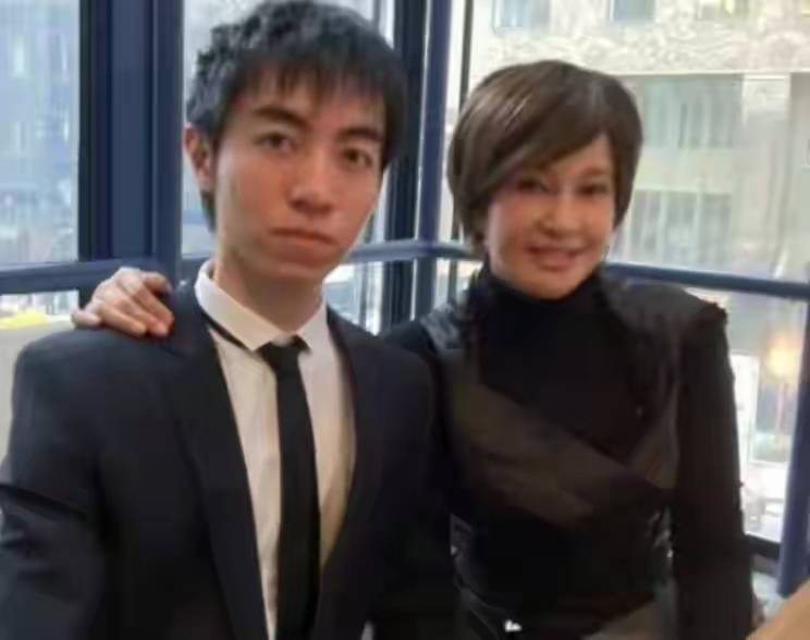 刘晓红回应3大争议，没给姐姐刘晓庆留脸面，原来我们都被骗了？