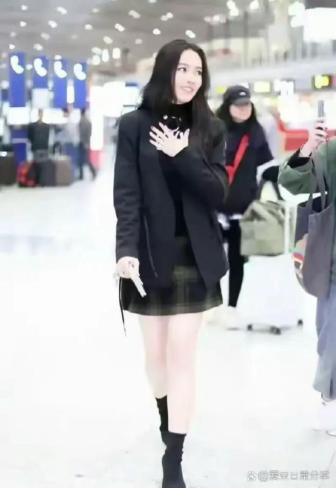 郭碧婷机场穿搭太吸睛，黑色外套搭配格子短裙，气质温婉又高级～ ???