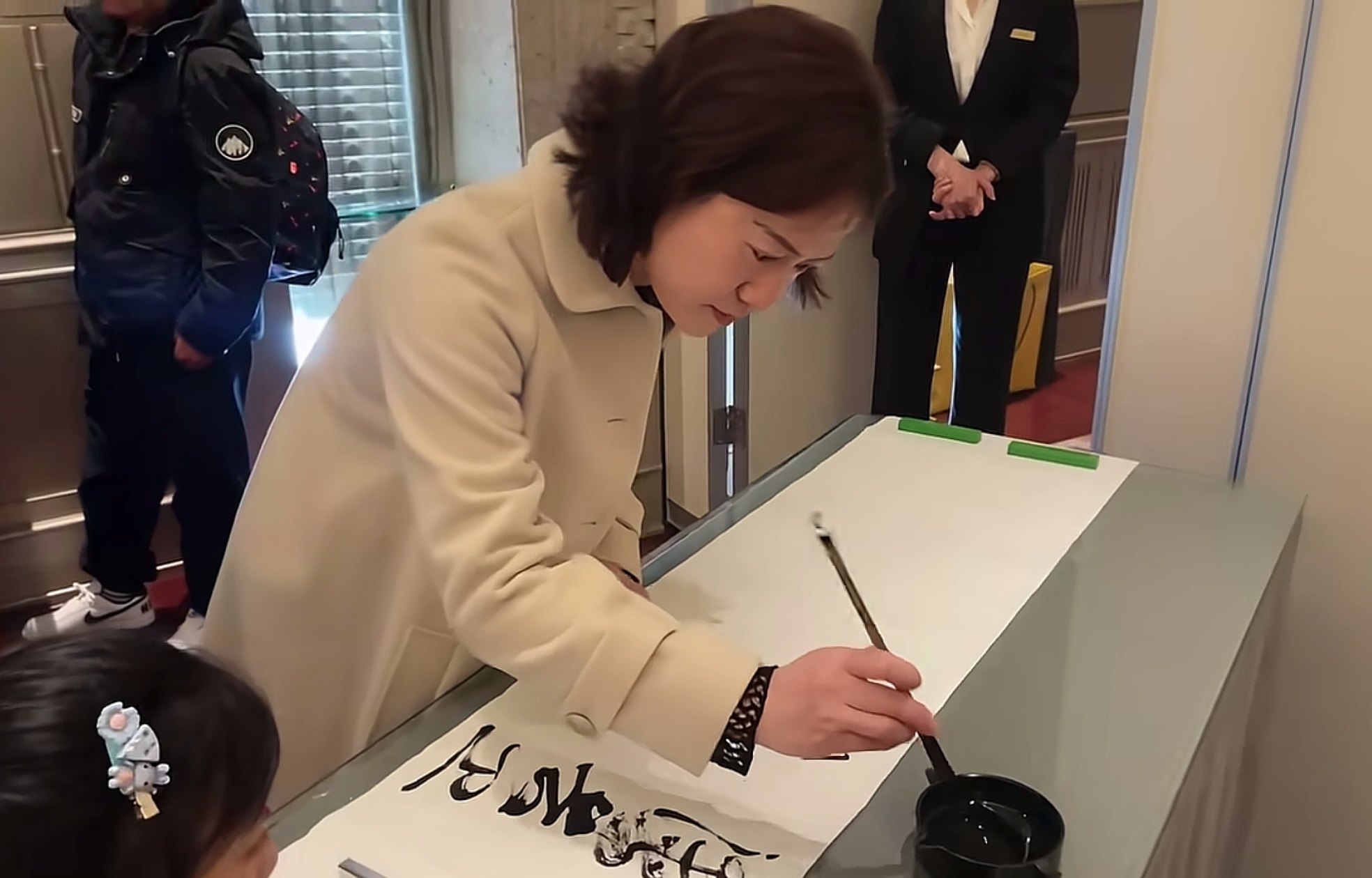 49岁翁帆高调拜会鸠山由纪夫，双手合十，不卑不亢，传闻不攻自破