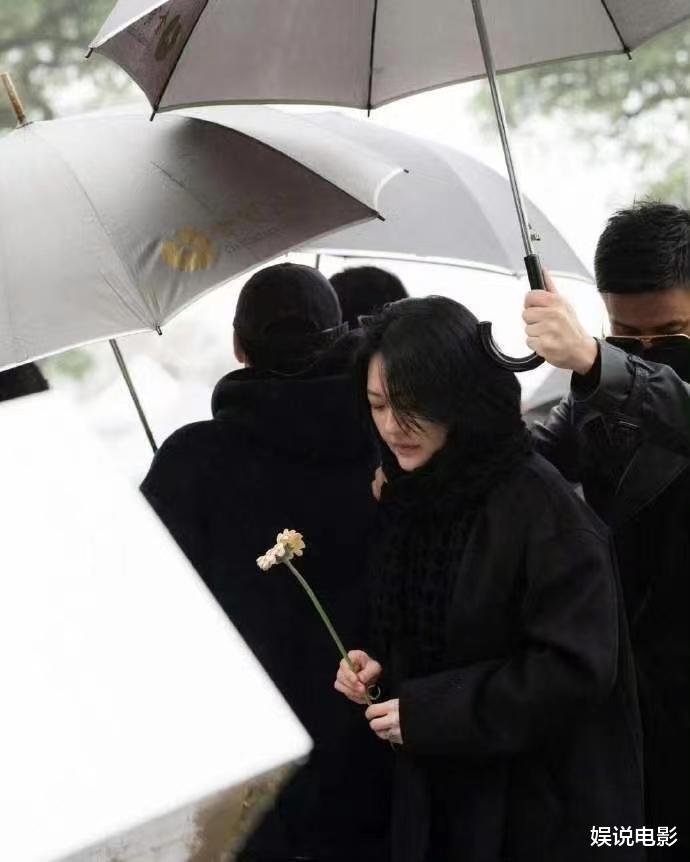 疑老公私联粉丝致小S不开心，醉酒撕心裂肺痛哭，到好友家求安慰