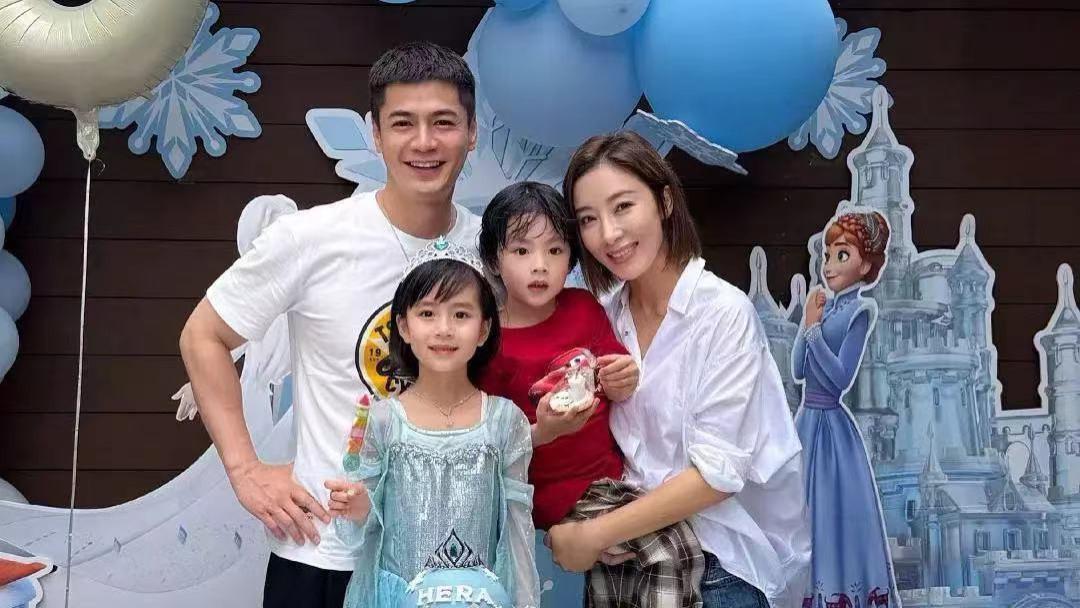 杨怡罗仲谦为女儿珍珠庆生，一双儿女颜值超高，完美遗传父母优点