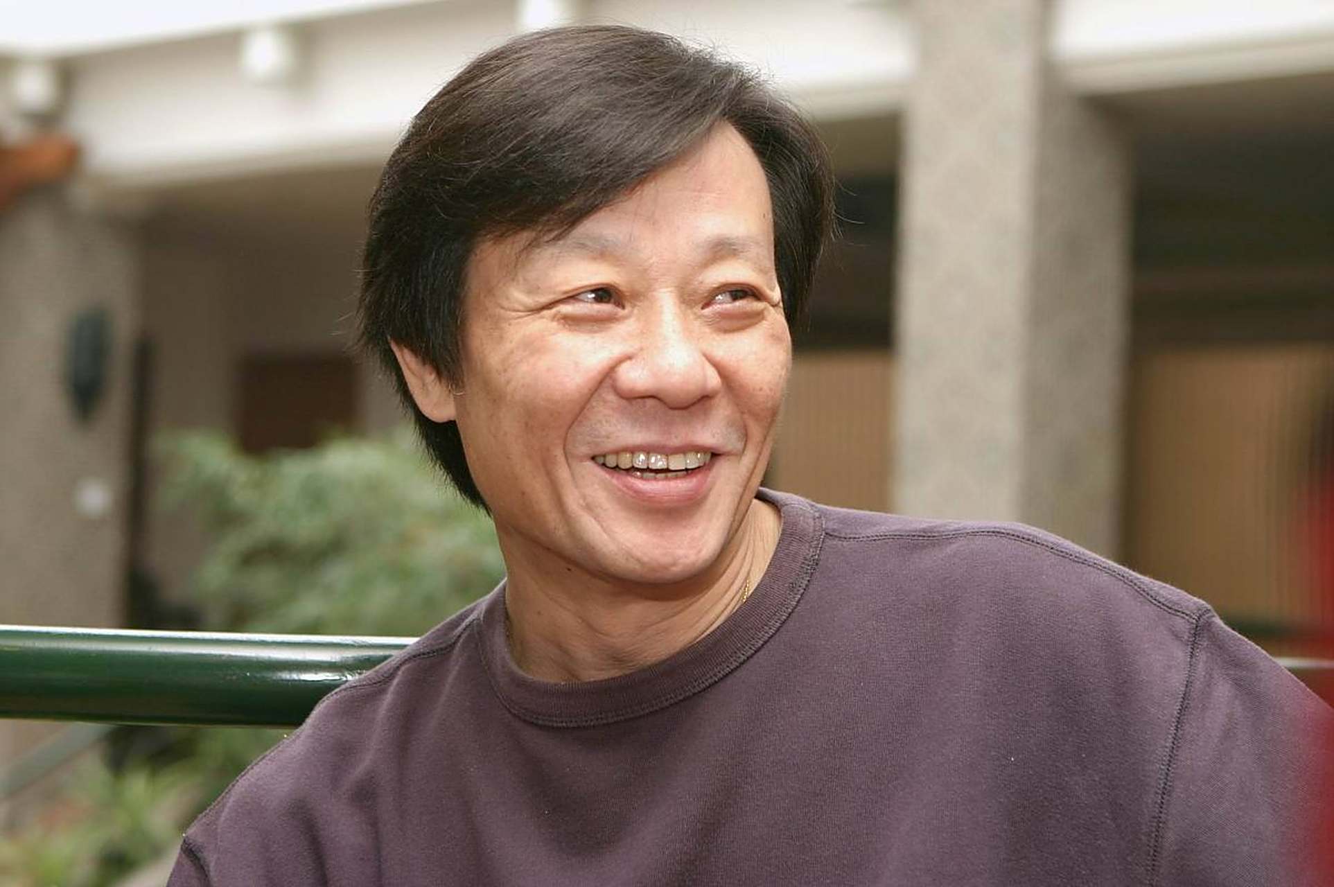 她知三当三，和有妇之夫生活近30年，如今带娃定居美国生活很潇洒