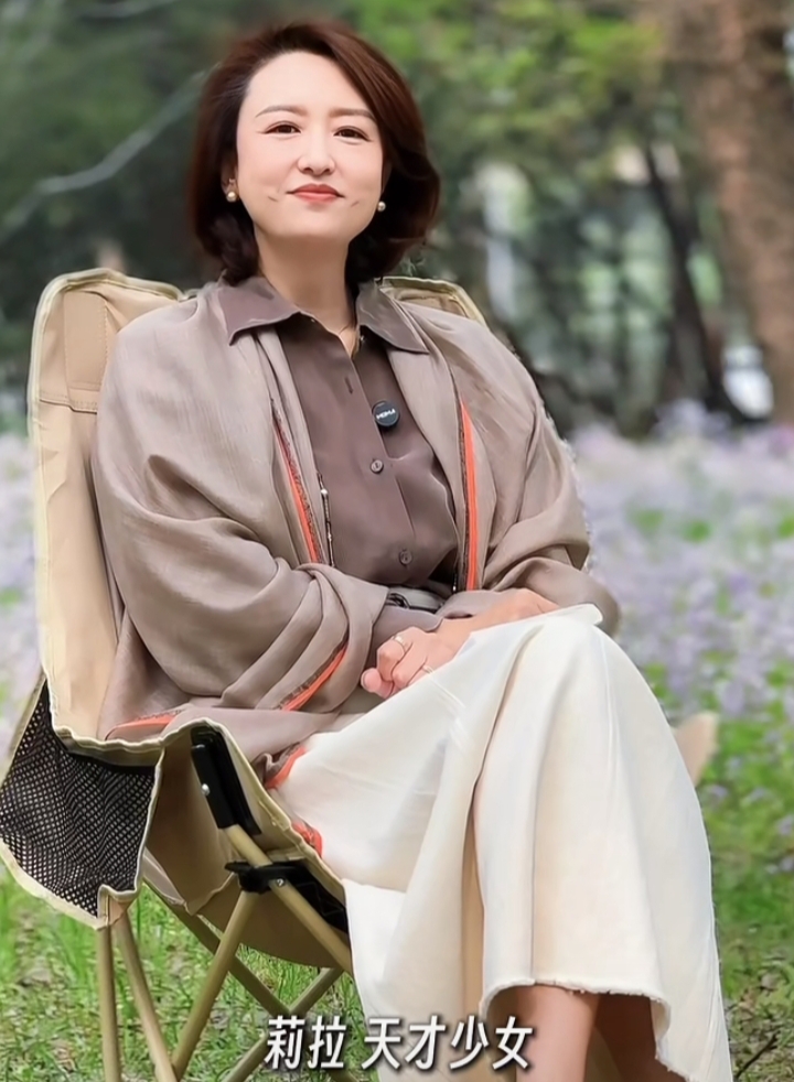 张蕾林间荐书，浅棕衬衫白裙披肩短发温柔知性尽显优雅气质