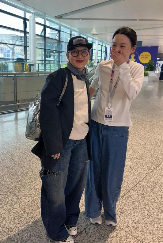 范晓萱在上海机场被偶遇，她现实中真人看起来好年轻，打扮时尚