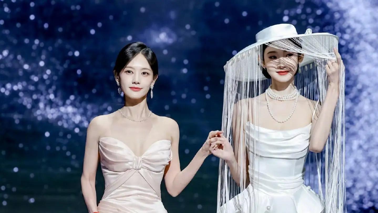 “错位吻”引热议：李一桐张艺凡红毯互动甜出圈